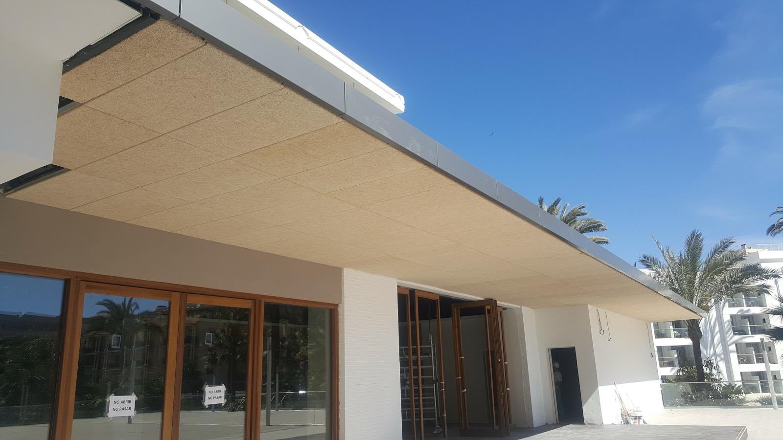 Voladizo exterior en pladur ejecutado como refuerzo estético en fachada